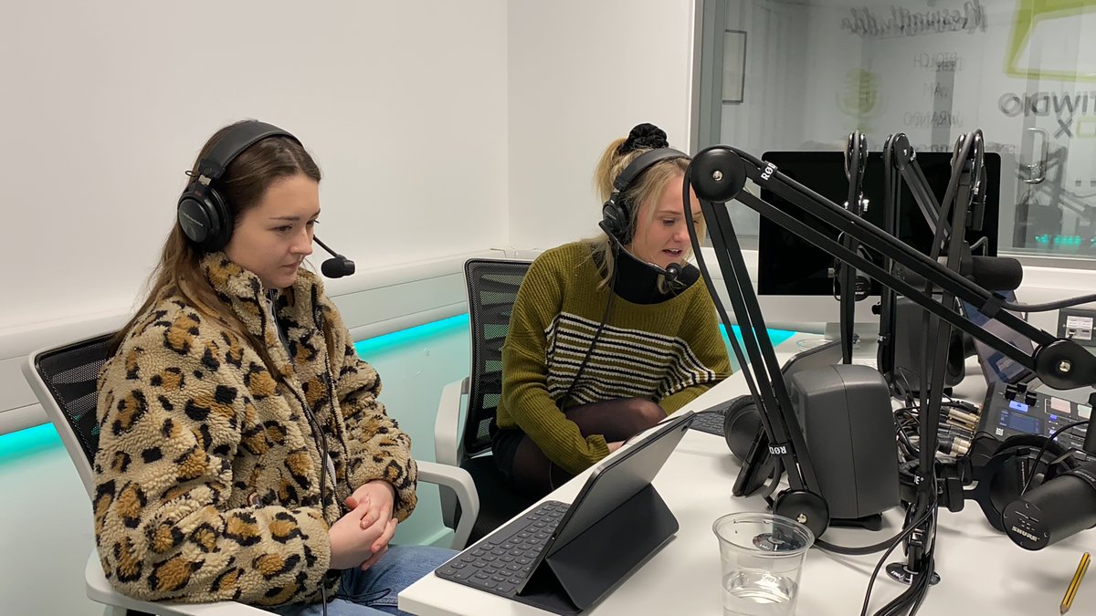 AstudioYDDS's tweet photo. Beth ar y ddaear yw ‘shadow batting’?Wel dyna beth mae Tom yn ei wneud yn ystod y #coronafeirws
Eisiau clywed mwy?
Gwrandewch i’r podlediad diweddaraf gan Siobhan a Chloe myfyrwyr yn #ydds
Ar gael ar y llwyfannau podlediadau amrywiol neu ewch at ein gwefan
https://t.co/9WTjRbyXLK https://t.co/NcRIo7cw3z