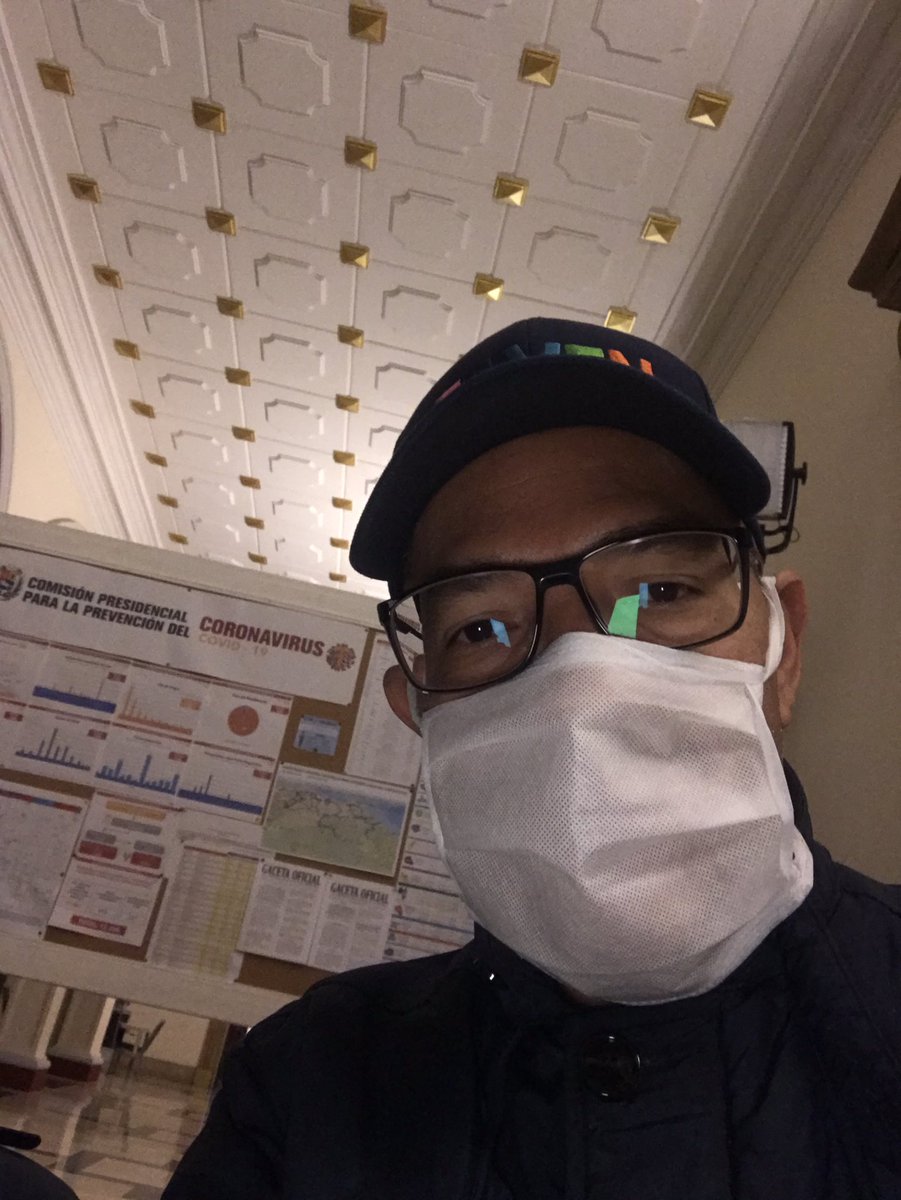 Ahora mismo cumpliendo mi guardia en Puesto de Comando Presidencial, en el Palacio de Miraflores, en apoyo a Comisión Presidencial para Prevención del Coronavirus. La batalla por la #salud de #Venezuela no tiene horario. #Caracas #ContraElBloqueoPatriaLibre #26Mar #FelizJueves