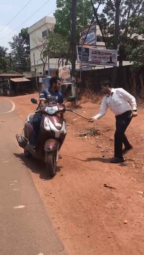 themangaloremir's tweet image. #Corona #Laticharge #Mangalore
ಪೊಲೀಸರಲ್ಲದೆ ಇತರ ಅಧಿಕಾರಿಗಳಿಂದ ಸಾರ್ವಜನಿಕರಿಗೆ ಲಾಠಿ ಪ್ರಹಾರ.....! themangaloremirror.in/police-lati-ch…