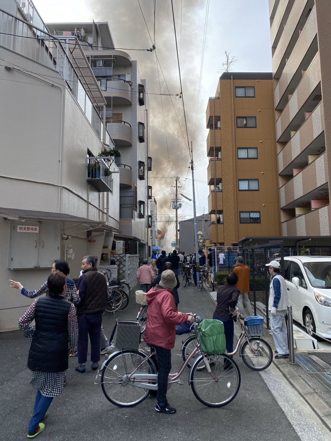 布施駅付近で火事が起きている現場の画像