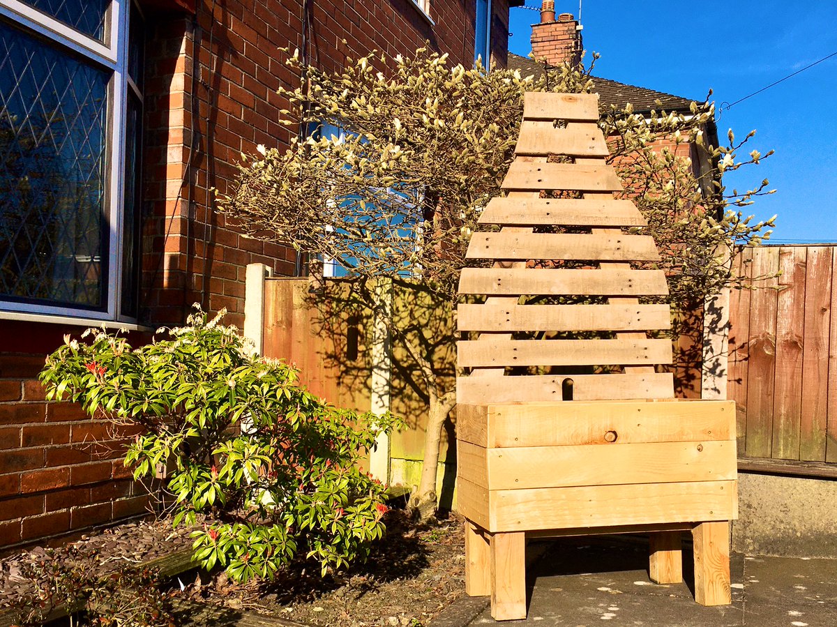 TheStoke2000's tweet image. ♻️NEW PRODUCT! Iconic buildings that once spewed out clouds of smoke into the city skies are now breathing new life into garden &amp;amp; community spaces in the form of #bottleoven trough planters created from #recycled wood. @thestoke2000; championing #stokeontrent’s cultural heritage.