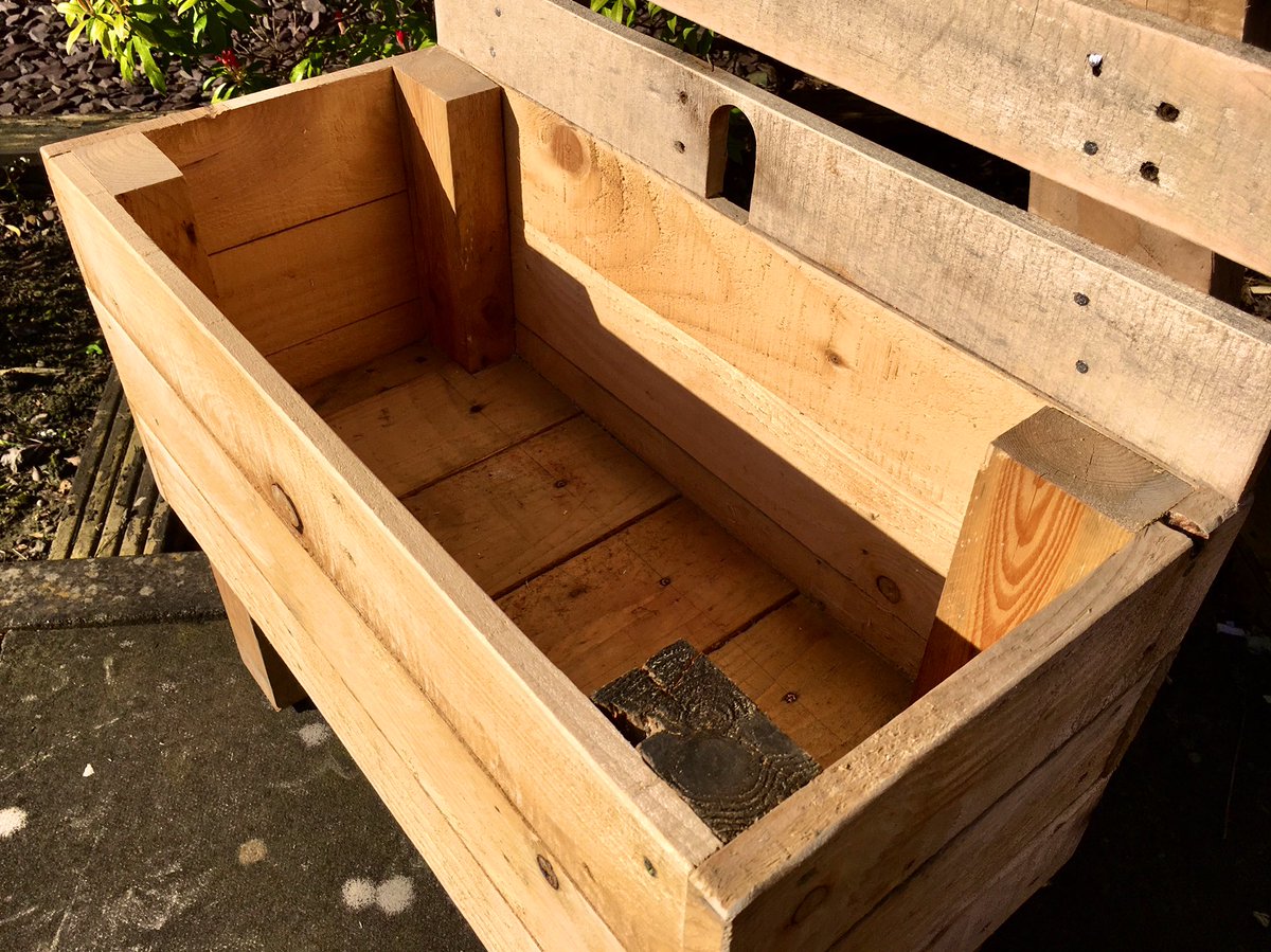 TheStoke2000's tweet image. ♻️NEW PRODUCT! Iconic buildings that once spewed out clouds of smoke into the city skies are now breathing new life into garden &amp;amp; community spaces in the form of #bottleoven trough planters created from #recycled wood. @thestoke2000; championing #stokeontrent’s cultural heritage.