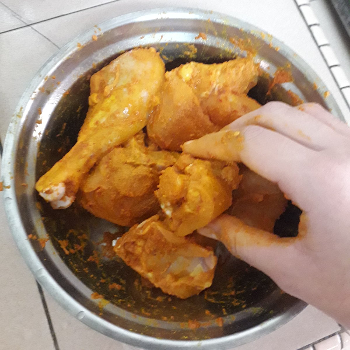 amrshfqah's tweet image. ada lagi ke perempuan yang sanggup gaul ayam berkunyit guna tangan? 😭👍🏻