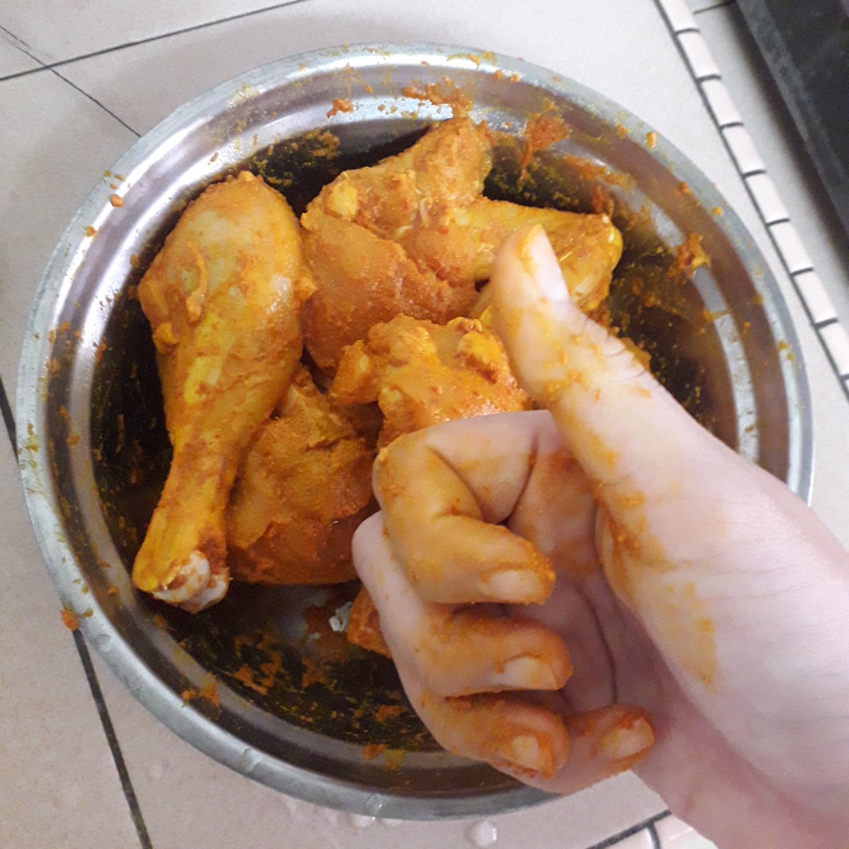 amrshfqah's tweet image. ada lagi ke perempuan yang sanggup gaul ayam berkunyit guna tangan? 😭👍🏻