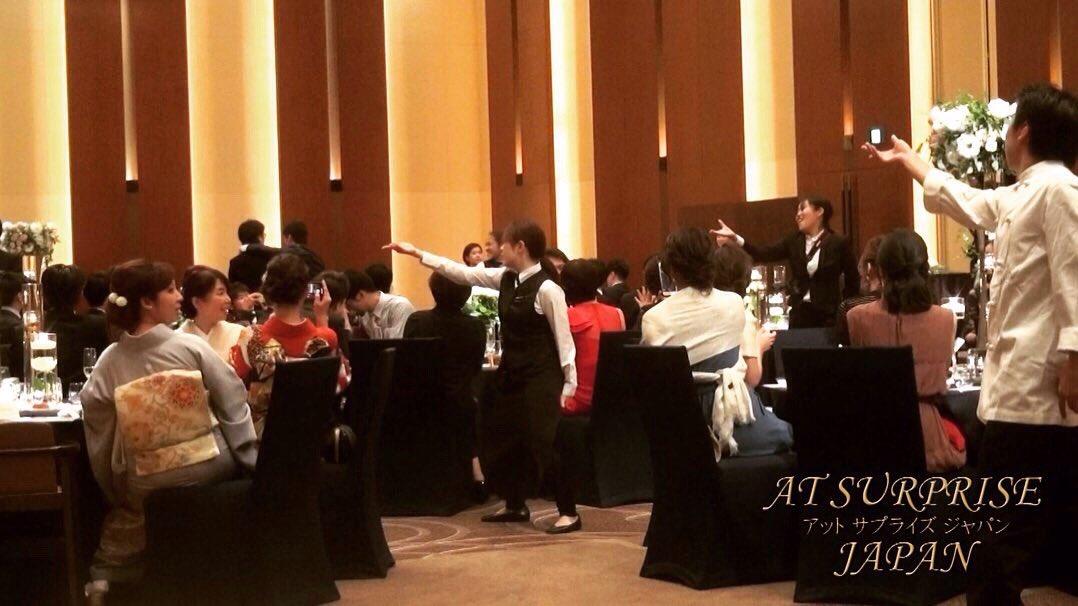 atsurprisejp's tweet photo. 先日実施いたしましたフラッシュモブのご様子です♪
 
今回はご新郎様ご新婦様お二人からゲストの皆さまへのサプライズフラッシュモブ♪
 
お二人の再入場直前にダンサーが圧巻のパフォーマンスで会場を盛り上げます♪
 
フラッシュモブはサプライズを仕掛けたい方がダンスをしなくてもできるんです！ https://t.co/pJ3PZWGi0R