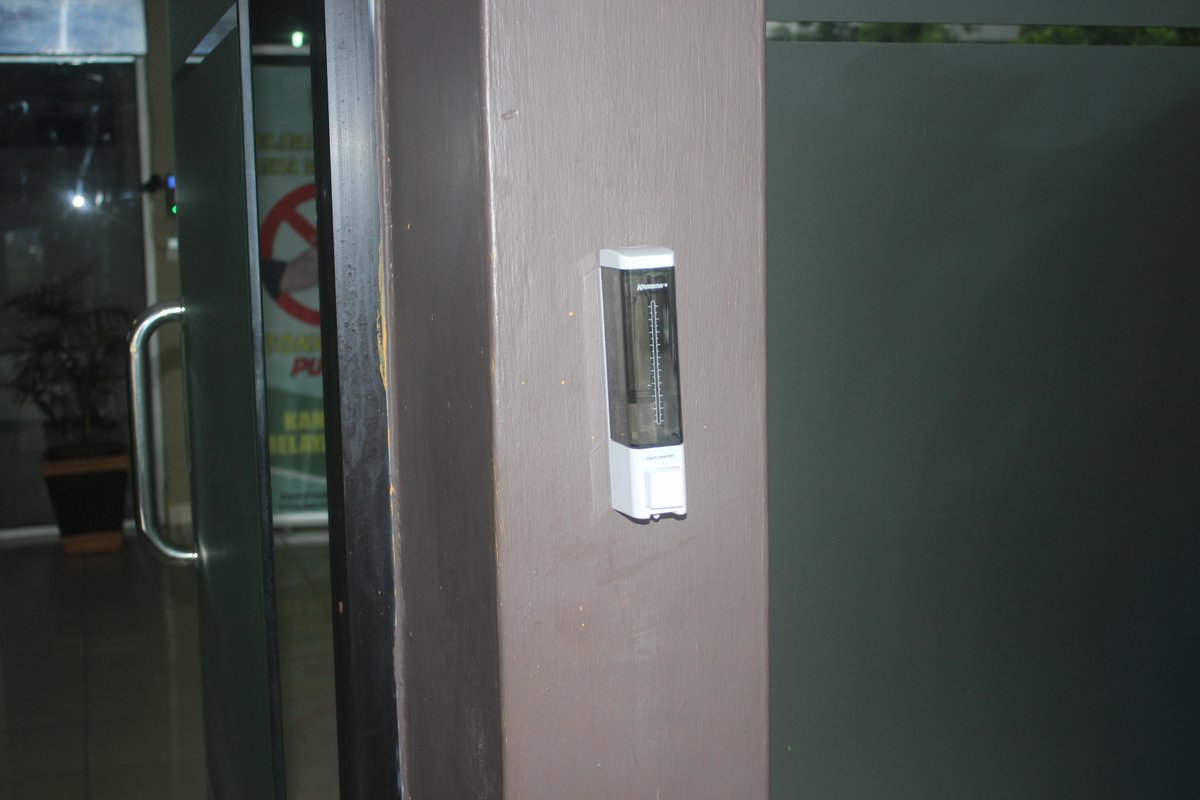 POS PINTU MASUK KANTOR BAPENDA PROVINSI SUMSEL UNTUK PENYEMPROTAN DISINFEKTAN MENCEGAH VIRUS COVID-19