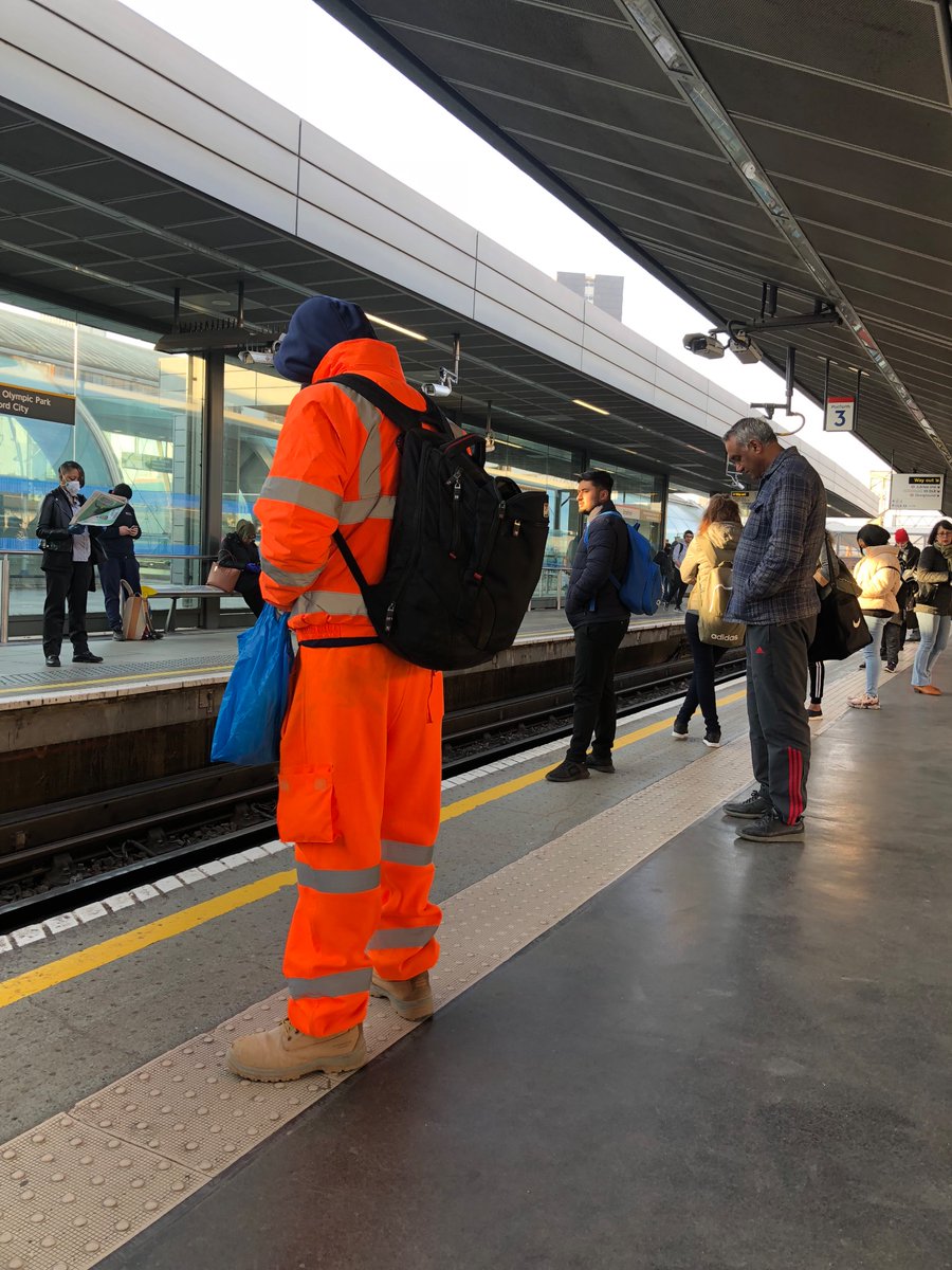Lowri51410654's tweet image. Full central line again today! @tfl @sadiqkhan please keep us safe! Maybe more frequent trains when NHS staff are due to start shifts? #notsafe #notprotected #nhsnurse #picunurse