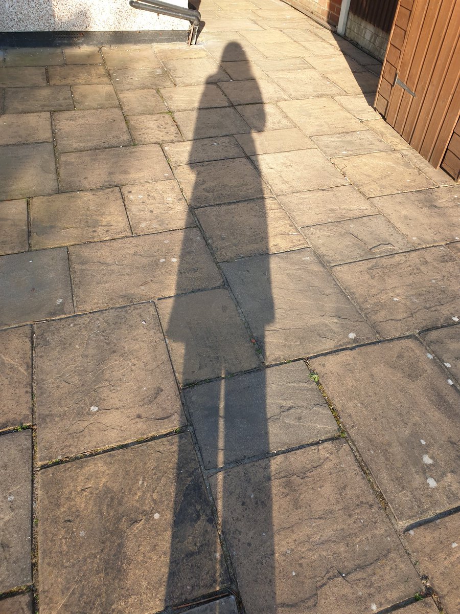 MrsNyeTeacher's tweet photo. Science at home. 👩‍🔬👨‍🔬🧪 As the sun is out, draw around your shadow at different times of the day or if you don't have chalk use a household item to mark out the length of the shadow. What do you notice? Can you explain what is happening? #homelearning #science #minimalresources https://t.co/ELe35KfkFn