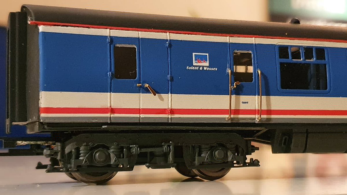 PdannyH's tweet photo. #4CIG Conversion: post varnish I'm working on one coach at a time. 1st up is the MBS. Added door hinges, glazing, door handles & handrails
#TMRGUK #NetworkSouthEast #modelrailway #selfisolation #stayhome #SouthernRegion #class421 #NSE #TwitterModelTrainShow #VariousMultipleUnits https://t.co/65IFlikoJ3