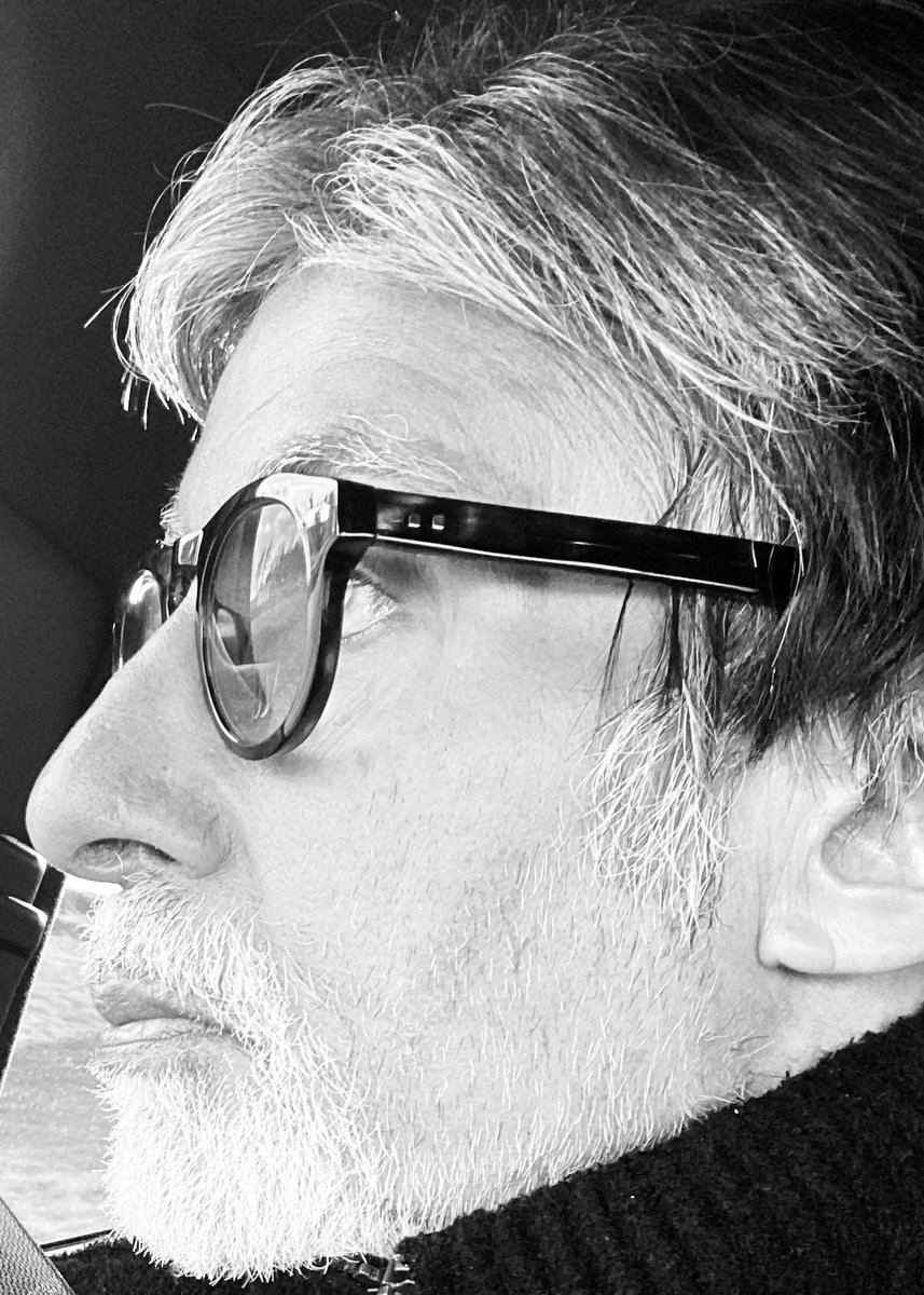 SrBachchan's tweet photo. T 3482 - 
"थक कर आता था तो सुलाता था घर 
आज भी हर मुसीबत से बचाता है घर 

बाहर ख़तरा मंडरा रहा है बचना है हमें 
एक जुट कैसे हों ये हमें सिखाता है घर 

बचपन गुजरा जो जैसे बहुत पुरानी बात 
आज याद बचपन की दिलवाता है घर " ~ Ef vb https://t.co/62gJiqTDVN