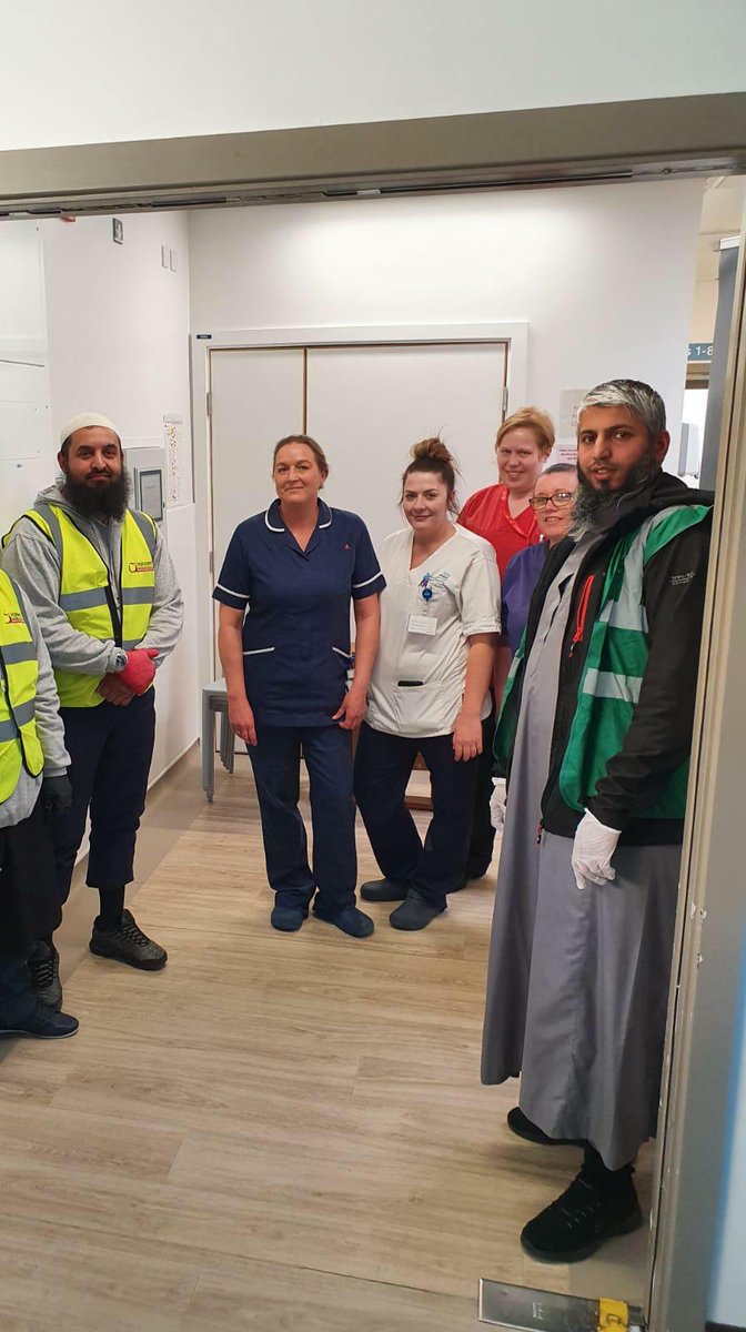 Muhammadimasji1's tweet photo. We went today to give food out at Airedale Hospital and just say Thank you for all their hard work. Thank you at all the NHS staff around the UK. #NHSheroes https://t.co/ccqiofhByS