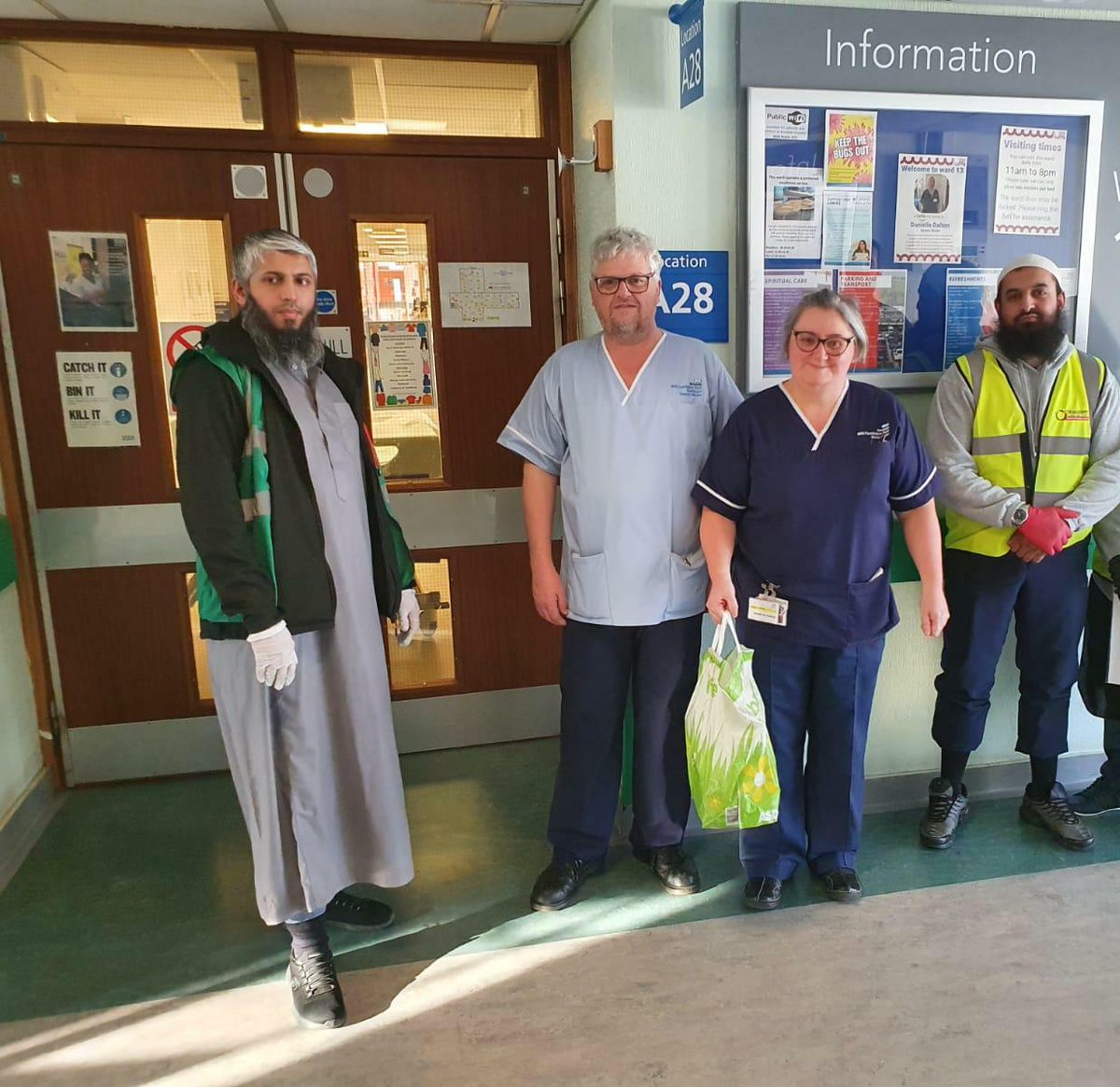 Muhammadimasji1's tweet photo. We went today to give food out at Airedale Hospital and just say Thank you for all their hard work. Thank you at all the NHS staff around the UK. #NHSheroes https://t.co/ccqiofhByS