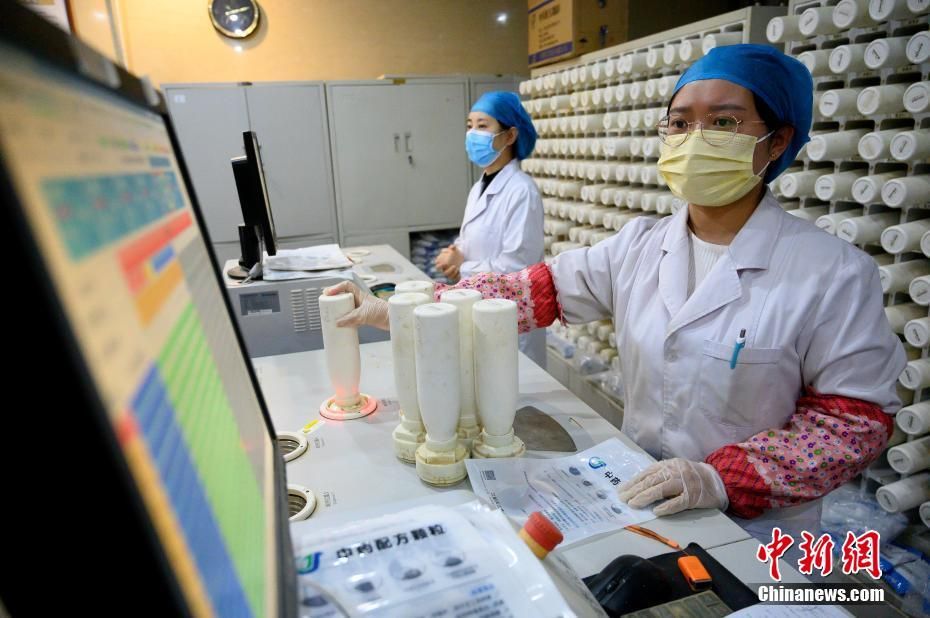 CGTNFrancais's tweet photo. Des pharmaciens sont occupés à préparer des médicaments traditionnels chinois à Taiyuan, dans la province du Shanxi (nord). Ces médicaments, ayant certains effets antiviraux et anti-inflammatoires, seront envoyés à l’étranger. #coronavirus #COVID19 #Chine #China https://t.co/tujayT2I1Q