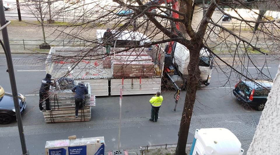 Bei uns wird JETZT ein Gerüst aufgebaut. Komplett vor die gesammten Fenster von 4 Mietparteien. 
Kein Mieter wird danach noch Licht haben, in keinem Fenster der Wohnung. Eine Unverschämtheit der Investoren Schönhauser Allee 69 Berlin GmbH, Geschäftsführer Itai Amir und Rom Zalel
