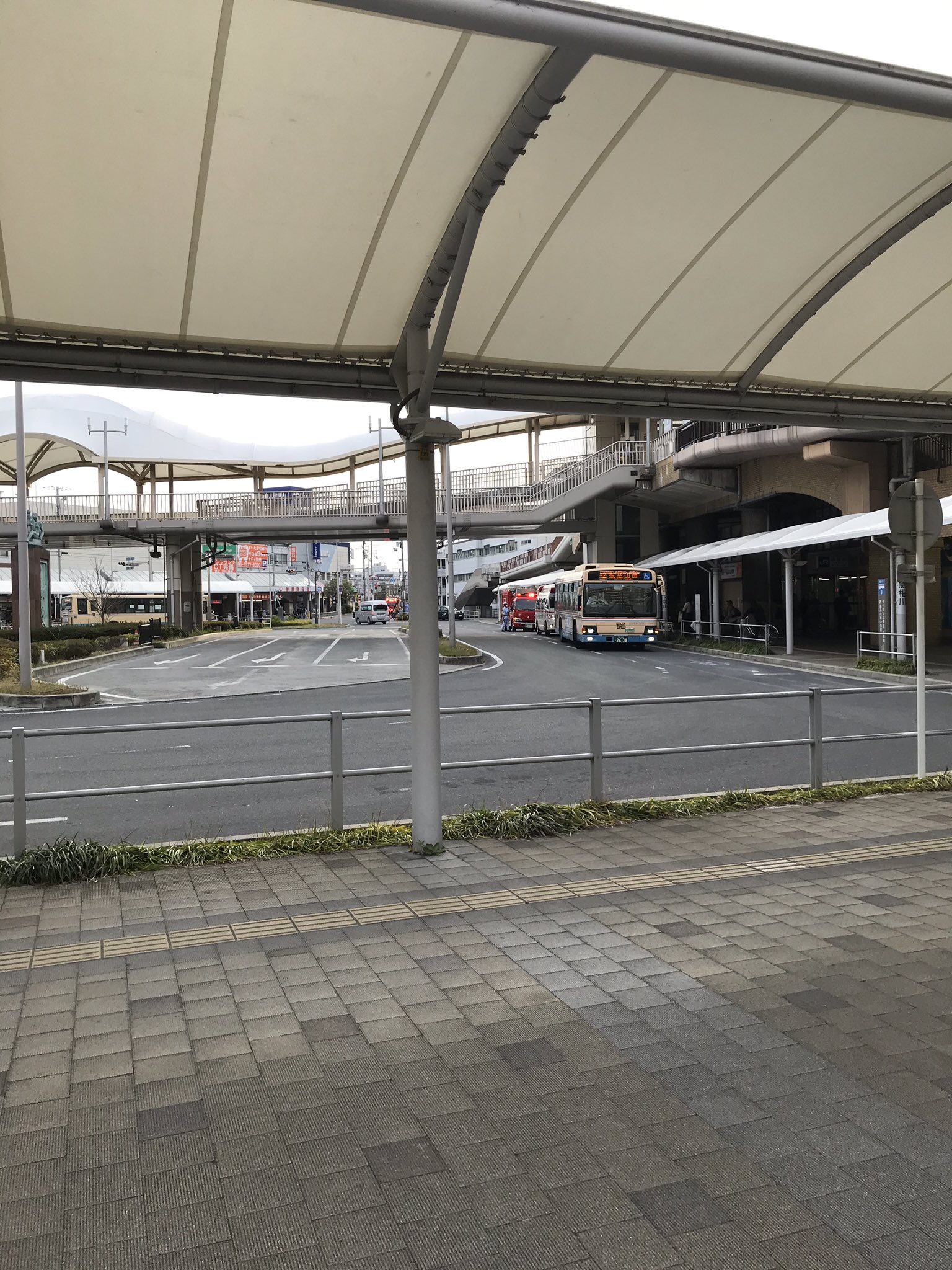 JR京都線の吹田駅の人身事故で消防車が到着している画像