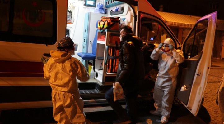 Denizli'de #koronavirüs test sonucu bekleyen bir hasta, hastaneden kaçtı. Yakalandıktan sonra ise "Ankara bebesiyim. Sıkıntı yok kardeşim" dedi.
(BirGün)