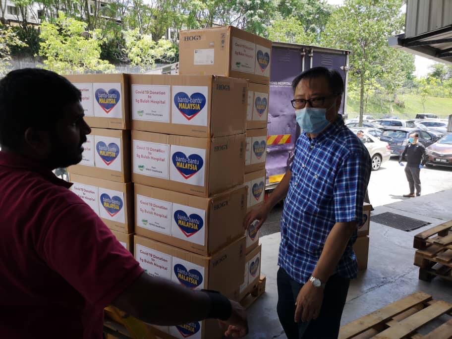 DGHisham's tweet photo. Tan Sri Lee &amp; GHHS Healthcare donates surgical gowns to Sg. Buloh Hospital. Many thanks to the front-liners that is fighting to keep us healthy. https://t.co/XJaBoe7eec