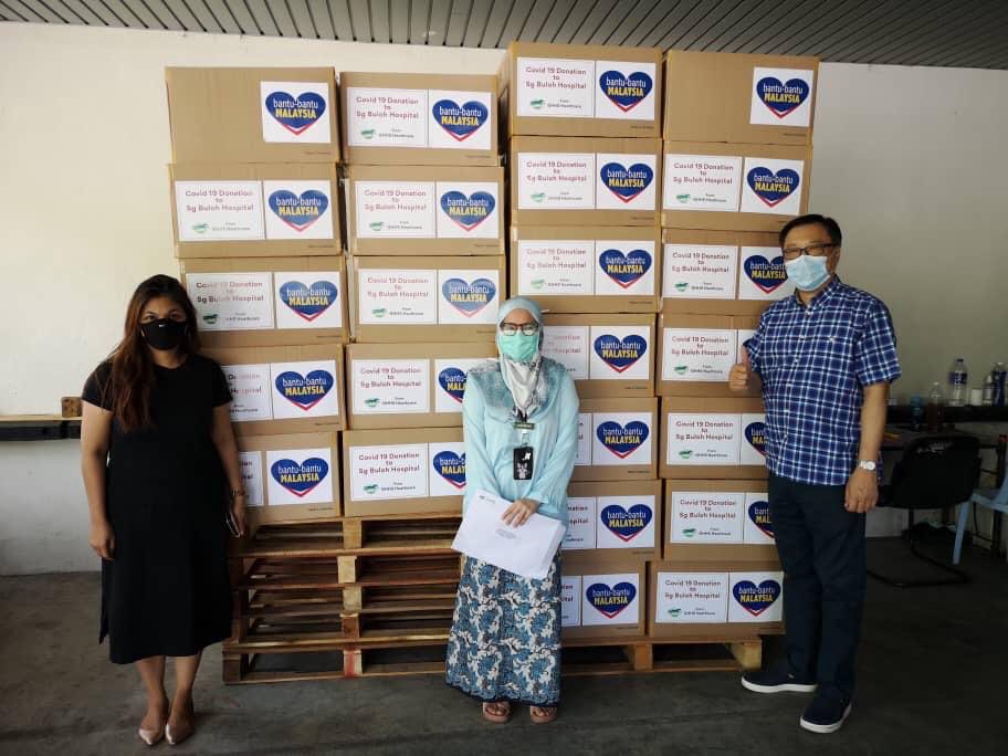 DGHisham's tweet photo. Tan Sri Lee &amp; GHHS Healthcare donates surgical gowns to Sg. Buloh Hospital. Many thanks to the front-liners that is fighting to keep us healthy. https://t.co/XJaBoe7eec