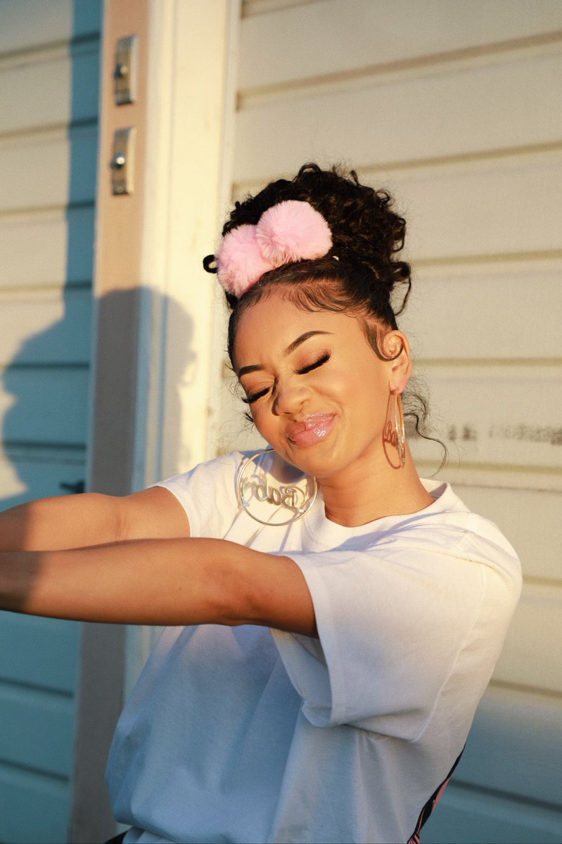 Saweetie's tweet photo. Kick push heaux 🛹 https://t.co/o06mlKdDGF