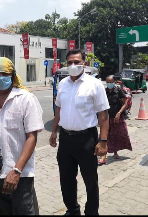 fawzieUL's tweet image. කොළඹ වෙළඳසලක් අසල තම වාරය එනතෙක් ඉතා සංයමයෙන් සහ නිහතමානීව මේ පෝලිමේ රැදී සිටින්නේ SSP නිසාම් ජමාල්ඩීන් මහතා.තමාගේ තනතුර ඉදිරියට නොදමා අනෙක් සාමාන්‍ය ජනතාවගේ ද අපහසුව තේරුම් ගනිමින් තමාගේ වාරය එනතෙක් ඉවසිලිමත්ව ඔහු පෝලිමේ රැදී සිටියි. #SriLanka @Welikumbura @SriLankaRugby_