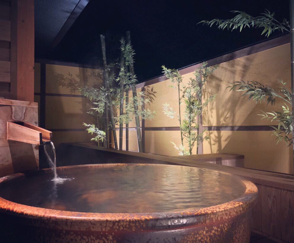 果実の森 世界遺産の隠れ宿 露天風呂付き客室の夜の風景 昼とは違う趣きがあります 夜の静寂に包まれながら ごゆっくりとお湯をお愉しみくださいませ 果実の森 温泉 平泉 東北 露天風呂付き客室