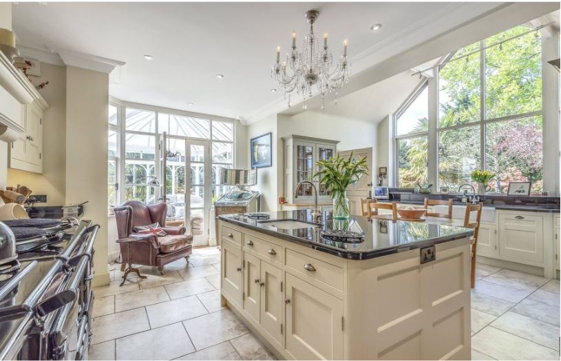 struttandparker's tweet photo. #PropertyoftheDay Strawberry Fields is a family home sat overlooking a sizeable garden in the popular village of Brundall. There is a lovely terrace surrounding the property overlooking the garden, mainly laid to lawn with tree and shrub borders. 🌳 https://t.co/60saDSV1fY https://t.co/a0aXCBTdTI