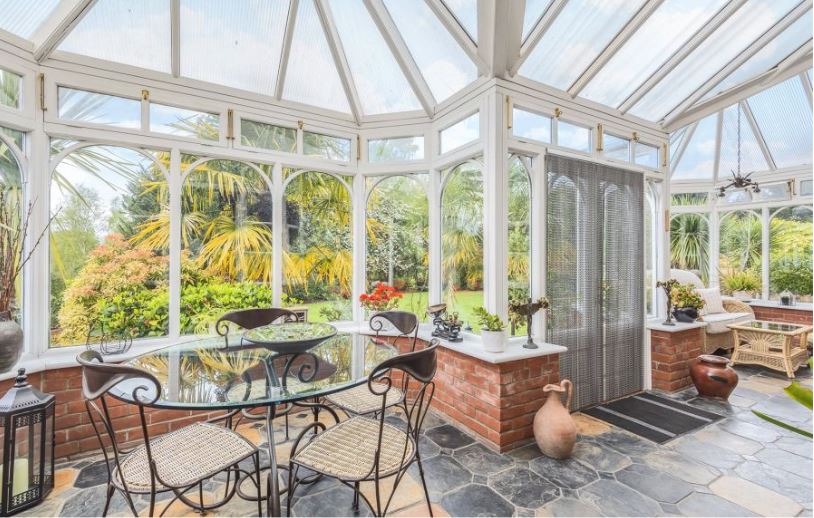 struttandparker's tweet photo. #PropertyoftheDay Strawberry Fields is a family home sat overlooking a sizeable garden in the popular village of Brundall. There is a lovely terrace surrounding the property overlooking the garden, mainly laid to lawn with tree and shrub borders. 🌳 https://t.co/60saDSV1fY https://t.co/a0aXCBTdTI