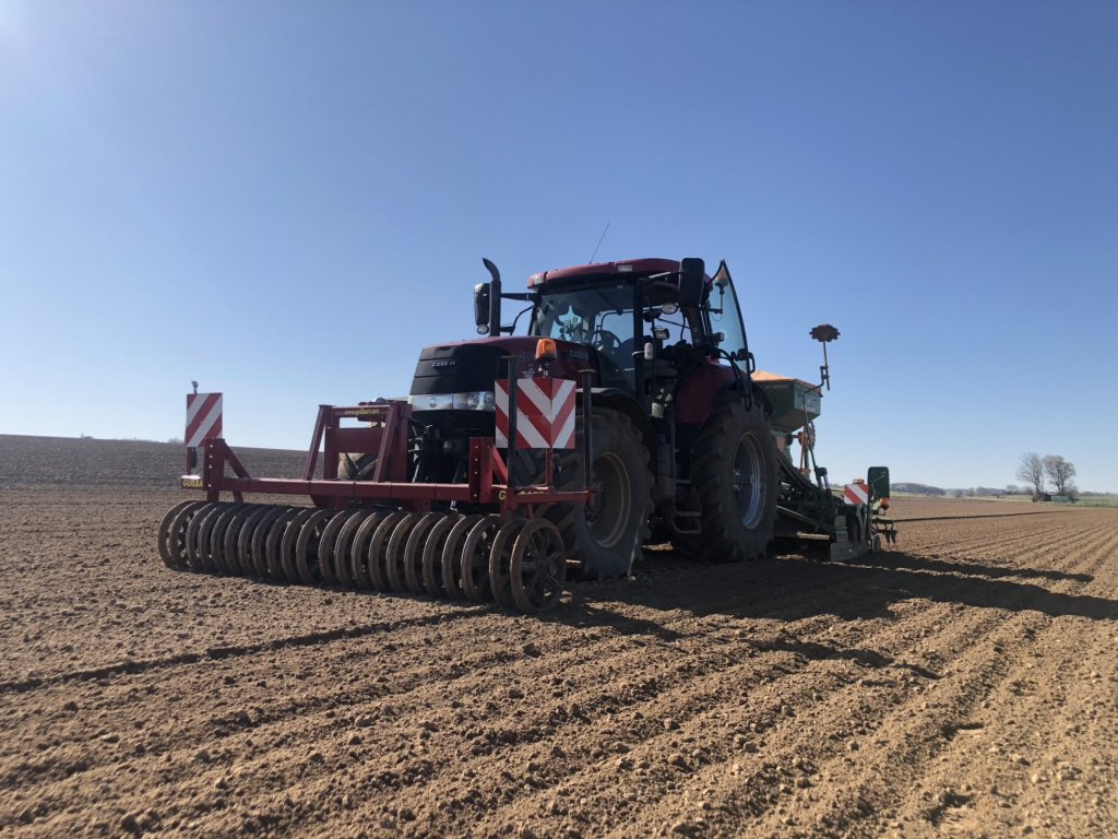 AultSt's tweet photo. Depuis quelques jours le printemps à débuté, les agris du canton sont donc dans les semis: orge, lin, pois de conserve, betteraves...                     #jeudiphoto https://t.co/8Ah6UjKdiG