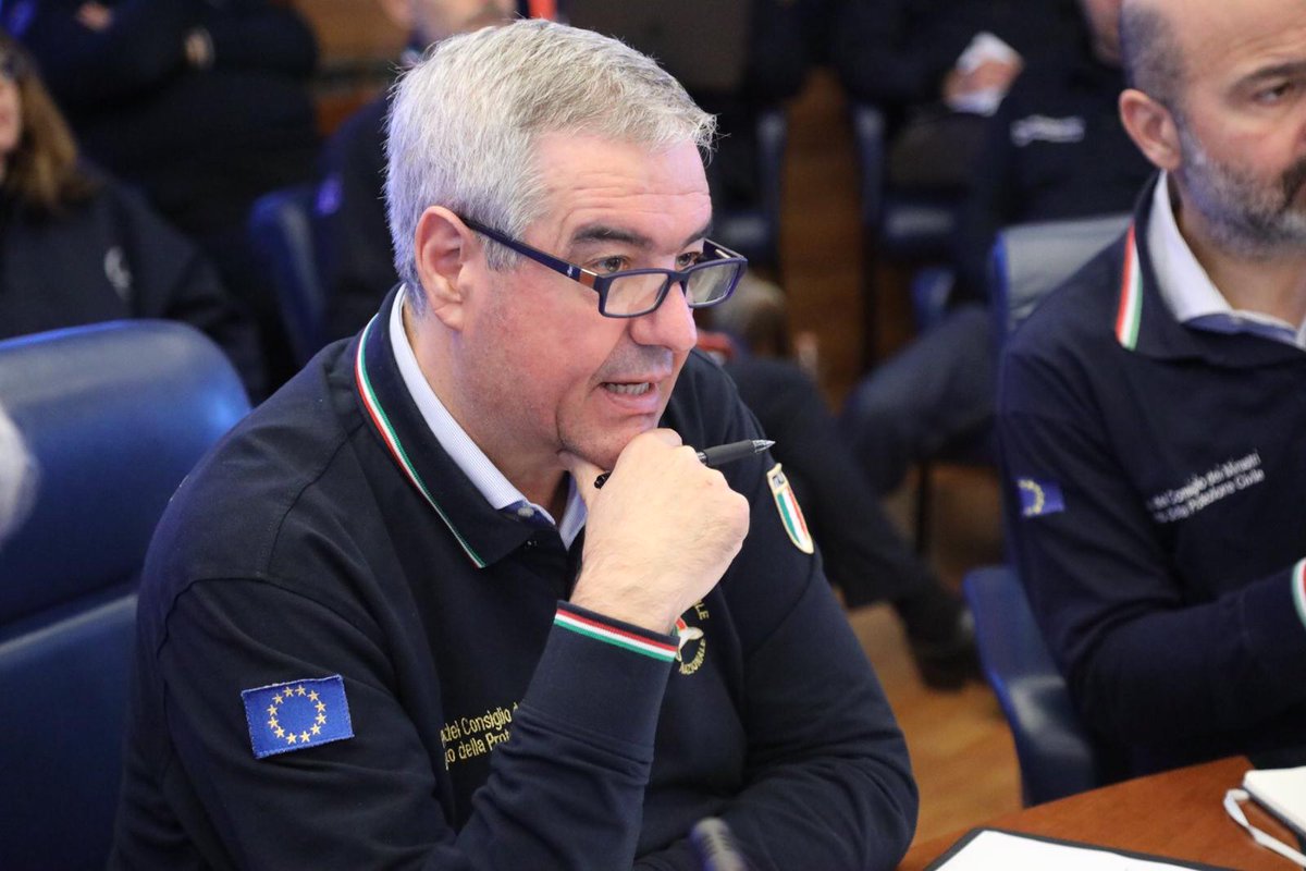 DPCgov's tweet photo. #26marzo Angelo Borrelli è risultato negativo al #Coronavirus. Il Capo Dipartimento continuerà a lavorare, e a assicurare il coordinamento di tutte le attività, dalla propria abitazione a causa del permanere dello stato febbrile. https://t.co/jdolyqEm58