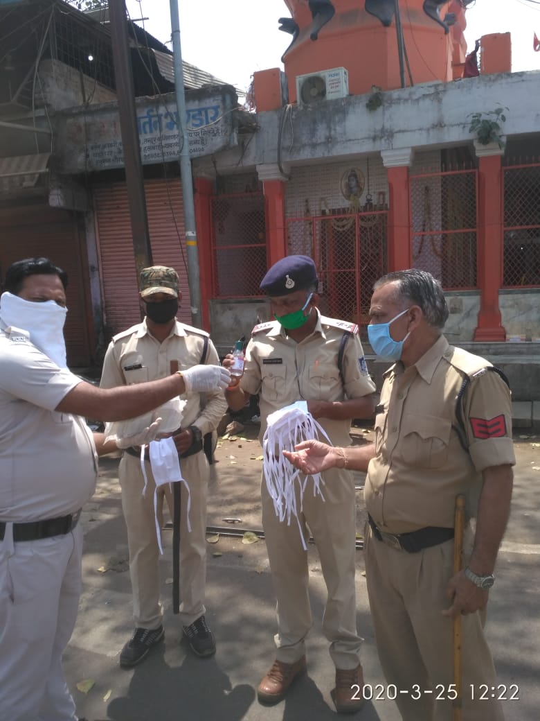 SP_GunaMP's tweet photo. @CMMadhyaPradesh @DGP_MP @PHQ_Editorial @IgpGwalior @DigGwalior 
कोरोना वायरस को लेकर लगाई गई सुरक्षा व्यवस्था मैं लगे पुलिस के जवानों को मास्क सैनिटाइजर एवं एंड क्लब हैंड ग्लव्स उपलब्ध कराए गए https://t.co/AhH8UrrQZc