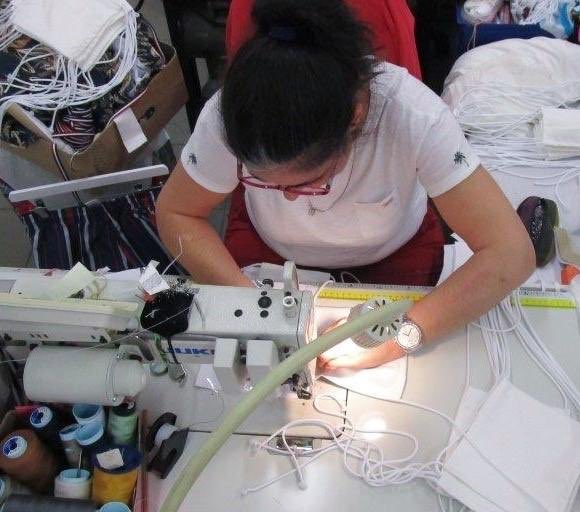 groupesemepa's tweet photo. Et partout,des ateliers #textile ont converti leur production habituelle😉& lancé la fabrication #masques en tissu😷qui permettront de contribuer à répondre à la pénurie de protection pr les travailleurs mobilisés vs #COVID2019 👏🏻#BananaMoon #Eminence #LTC #SaintJames #Tuffery https://t.co/EChHu8cLgm