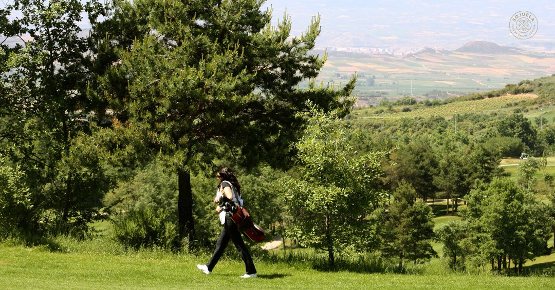 🌎 Tenemos una clara voluntad de compromiso con el Medio Ambiente. Gracias a él, #ClubdeCampodeSojuela⛳ es un campo único por el bello entorno. 🌳
#DíaMundialdelClima #YoMeQuedoenCasa
Porque #Golf y #Sostenibilidad es posible.
📖bit.ly/2UCnKfZ
📖bit.ly/3awBGi8