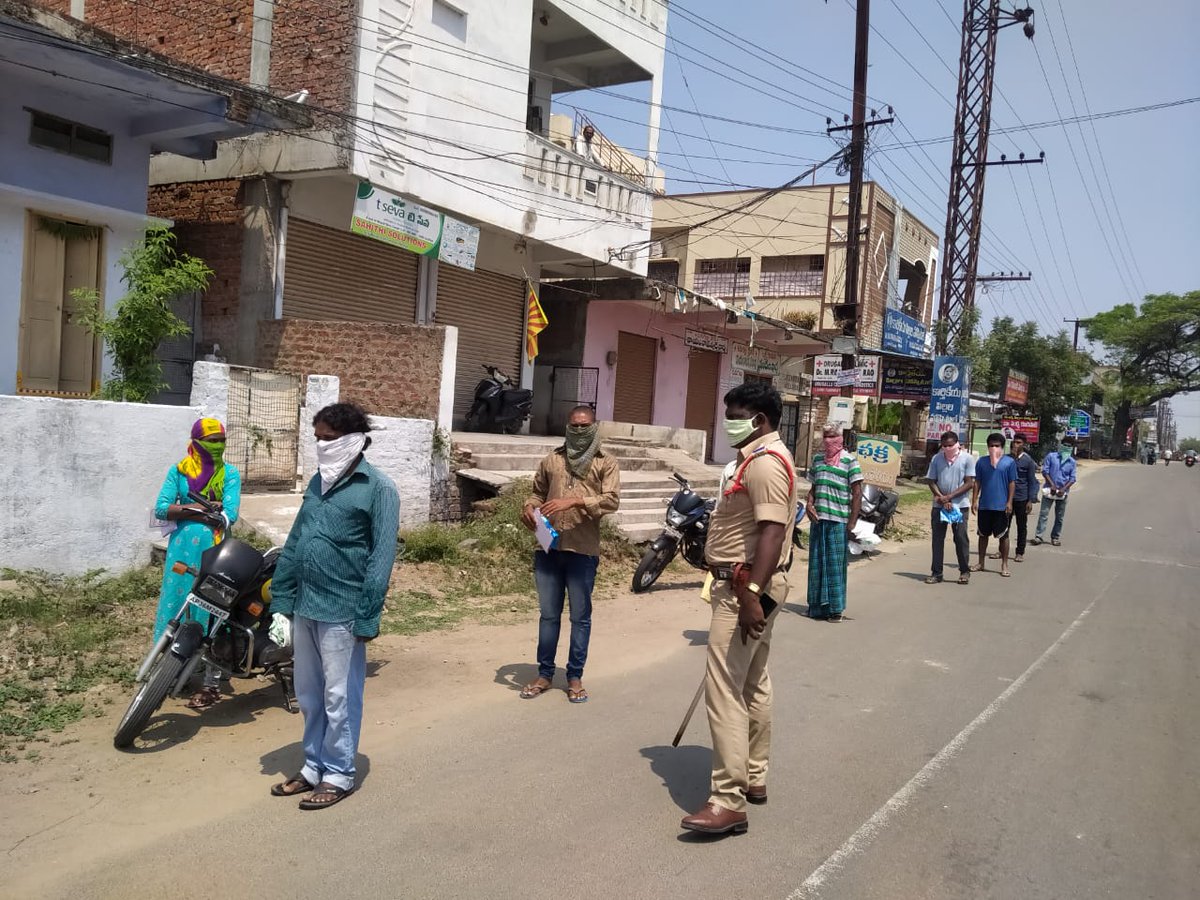 fasi_adeeb's tweet photo. వరంగల్ అర్బన్ జిల్లా శంభునిపెట్ లో అత్యవసర పనులకు మరియు కంట్రోల్ షాప్స్ కు  బయటకు వచ్చే ప్రజలు సామాజిక దూరం పాటించేలా చర్యలు తీసుకుంటున్న మిల్స్ కాలనీ ఎస్ ఐ దేవేందర్...
@HiHyderabad @HiWarangal @TelanganaDGP @TelanganaCOPs @KTRTRS https://t.co/Hj0xCKaki4
