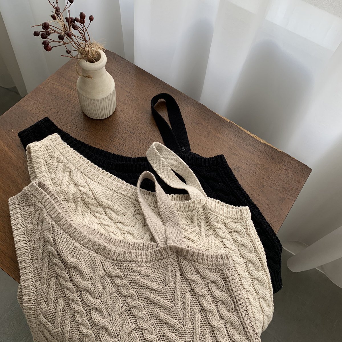 mink_online's tweet photo. 【MINK TOKYO 20/Spring collection】
◼️新作アイテムが入荷✨
・ケーブルワンショルベスト（BEG/IVO/BLK）
・ヴィンテージBIGフードPO（BLK/BEG/MOC）
・ピーチスキンノーカラーSH（BEG/KHA/GRY）
・ダブルカーブイヤカフ

https://t.co/mkrnNLl3pM https://t.co/cOe4AyNMt8