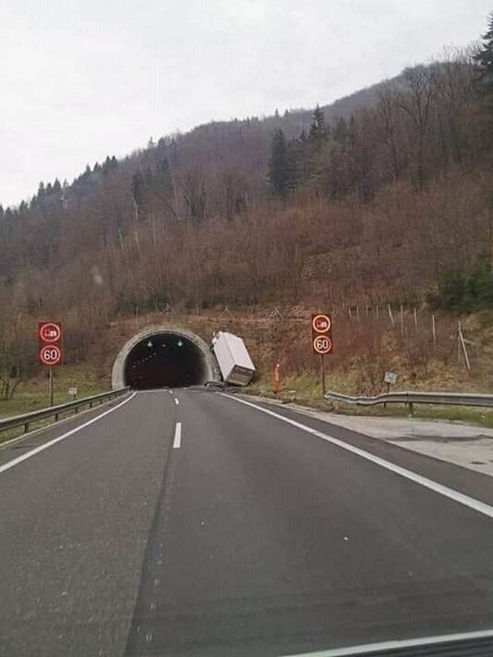 DynamicTP's tweet image. Did he think it was painted on? #driverfail