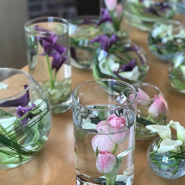 classicflowerco's tweet photo. fishbowl flowers from the lovely ladies of the kings ripton flower club at our last workshop for a while. I will miss our friendly flower Thursdays ladies for a while.
Amazing looking at flowers through the magic of water! 
#fishbowl #waterflowers #flowe… https://t.co/1gTKIoGYOB https://t.co/b2bhYIvqMB