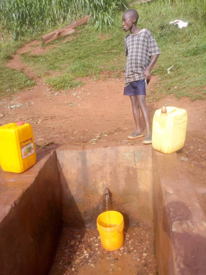  Alors que le  #Burundi s'active dans la prévention du  #COVID19, les habitants des quartiers Nyabugogo et Nyabisindu ( @Gitega) manquent d'eau potable suite au dysfonctionnement du robinet séparant les 2 localités. "Il faut 10 min pour avoir 15l", chef de quartier Nyabisindu