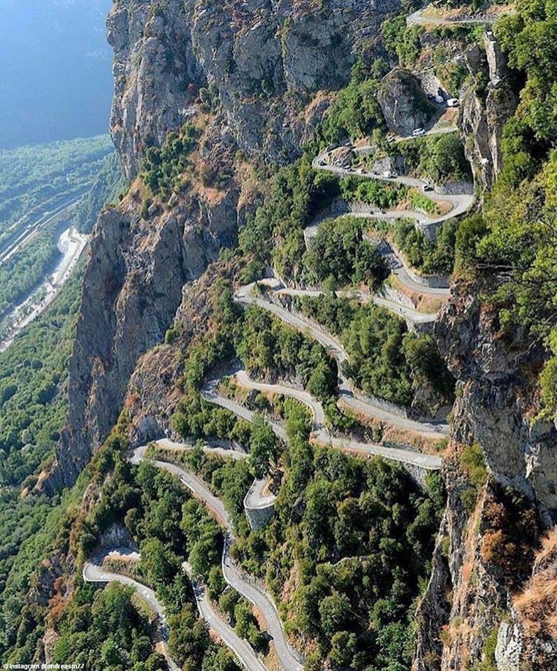 Lujimmix's tweet photo. Otro capítulo más de ciclismo confinado vintage. Subidas que te quedas embobado de lo guapas (y/o duras) que son. Aquí va la mía: Lacets de Montvernier https://t.co/oaAYbJFLTv