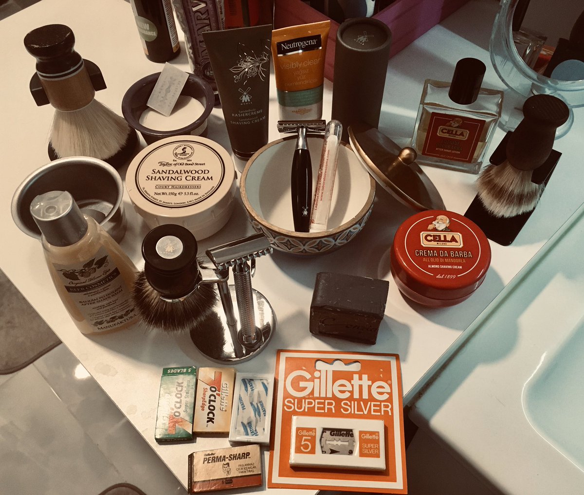 enesozkancom's tweet photo. #Karantinada ne mi yapıyorum, tabii ki bebeksi cildimi şımartıyorum :)
#Karantina #karantinaguenluekleri
#QuaratineLife
#mühle #Manufaktura #Cella #Osma #Gillette #7Oclock #Feather #TaylorofOldBondStreet #hjm #Marina #Confiança #Neutrogena #PermaSharp
veee...
#Arko #Lider https://t.co/5HR8N0JuBO