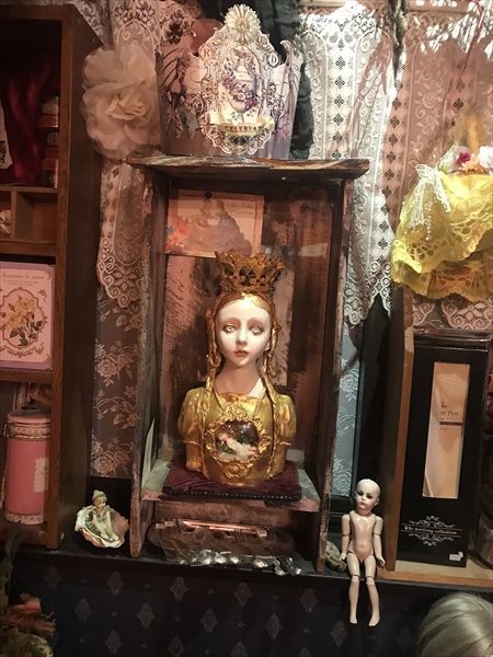 人形作家清水真理さんのルリケーのトルソ。
胸の部分、最初レトロなChristmasのオーナメントかな、と思う愛らしさですが、ドームの中に住んでいるお人形も清水さんの手作りです。教会オブジェの様な分厚い黄金色が荘厳、穏やかな気持ちにさせてくれるトルソです。
victorian.ocnk.net/product-list/71