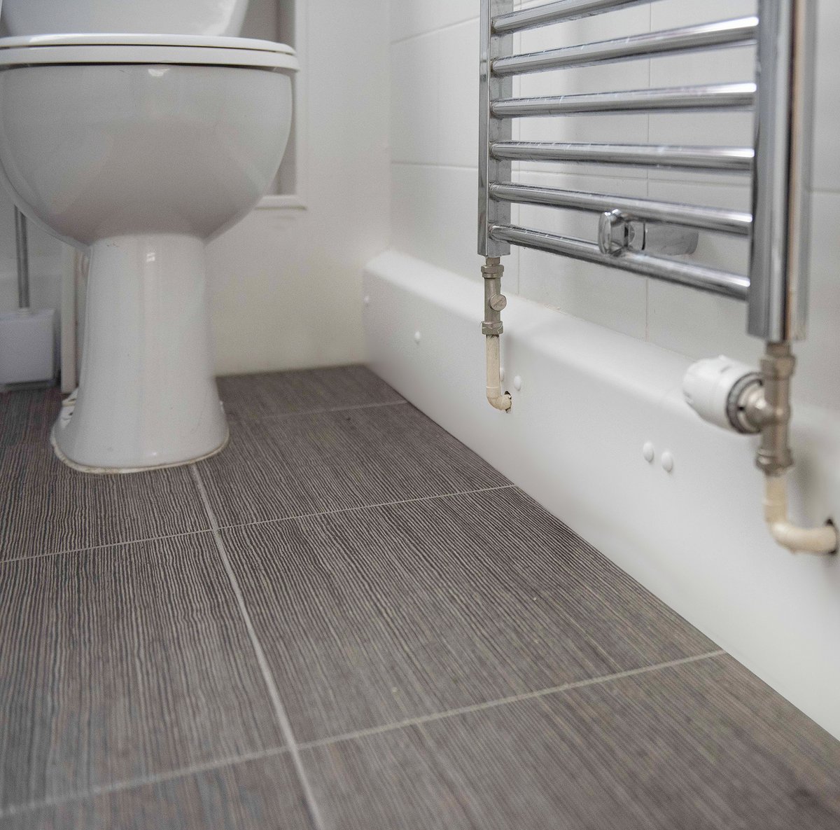 PENDOCKPROFILES's tweet photo. When a #bathroom is being reconfigured to create more space or to become more accessible the pipework might need to be altered/extended, potentially leading to lengthy pipework runs. Made-to-measure pre-formed #pipeboxing is a straightforward, cost-effective way to conceal it. https://t.co/DzEHdv12nv