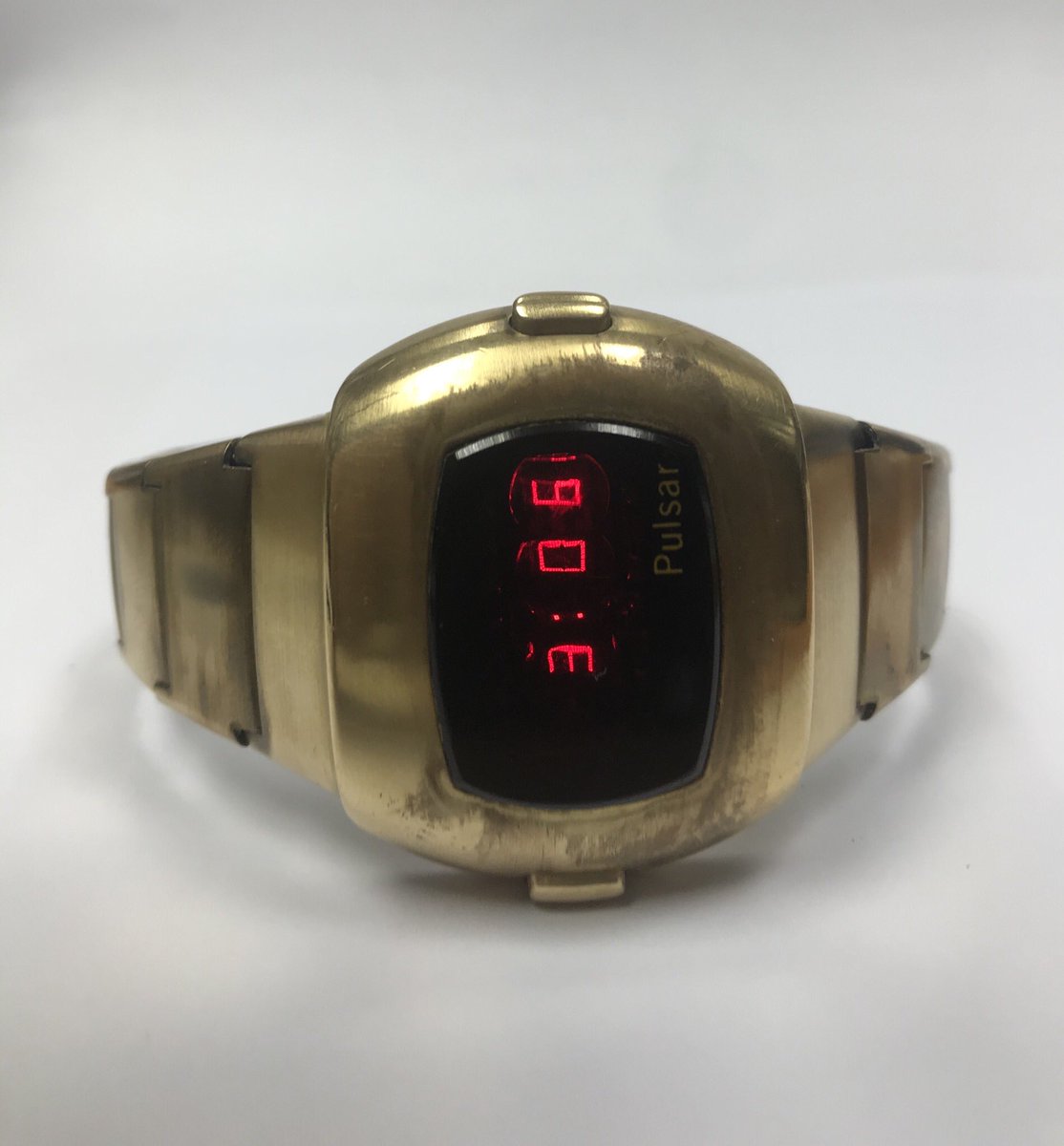 vr2xie's tweet photo. Very old watch need to be cleaned after long time storage !  #pulsarwatch #retrotimepiece #vintageledwatch #vintagelcdwatch #vintagedigitalwatch #vintagewatch #retrowatch #1970s #1970年代 #70年代 #retrowatches https://t.co/28w02nD5ji