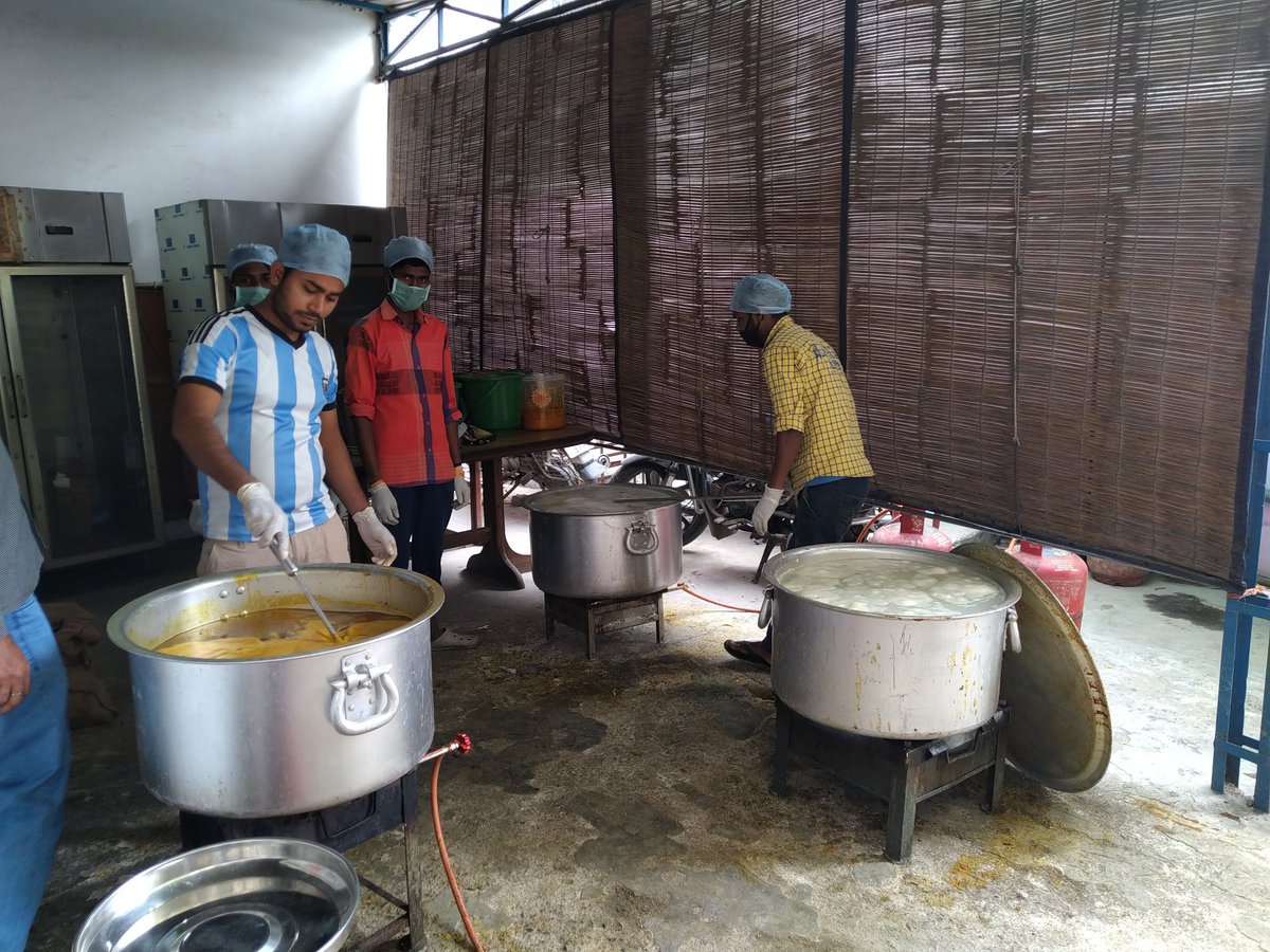 JournoAshutosh's tweet photo. There is work force of thousands on the ground working round the clock to ensure no one in Delhi sleeps hungry. Work load has doubled in 3 days but they say it's duty towards humanity. A big salute to them.
I report https://t.co/GVl71jNRjW