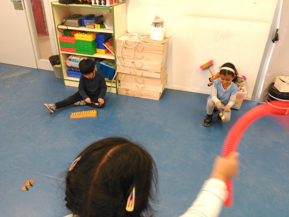 MariaArandaP's tweet photo. El projecte SO a l'@EscolaSaavedra.  Ambient sonor i tallers de: moviment en la Selva, recicla-sons i entorn sonor. Juguem, composem i aprenem amb els sons musicals. Ens ho passem mooolt bé!!! https://t.co/N8qLI2v6sG