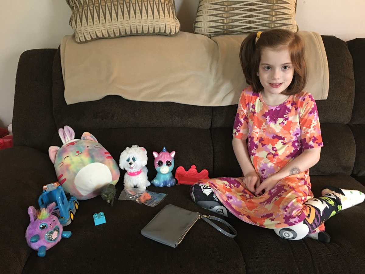 KaarenThompson's tweet photo. She's a famous #kinderartist now @Spitzy19 ! Finding different textures in her home environment #brookview #westiron - Nice work ! It looks like a couch party that I want to be a part of! https://t.co/Pxl6LRc7jA