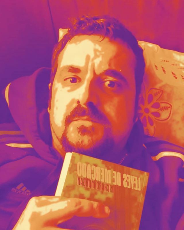 EnriqueBD1980's tweet photo. Leyendo distopías en mitad de otra distopía.
#leyesdemercado #richardmorgan #distopia #post1k #covid_19 #fuckliberalism https://t.co/f8RwJ1rsmi https://t.co/ZC9pshJL7y
