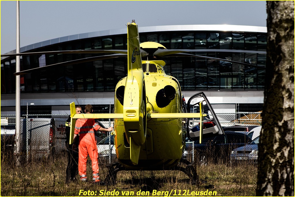 Hulpdiensten naar Larikslaan Leusden voor steekincident ..