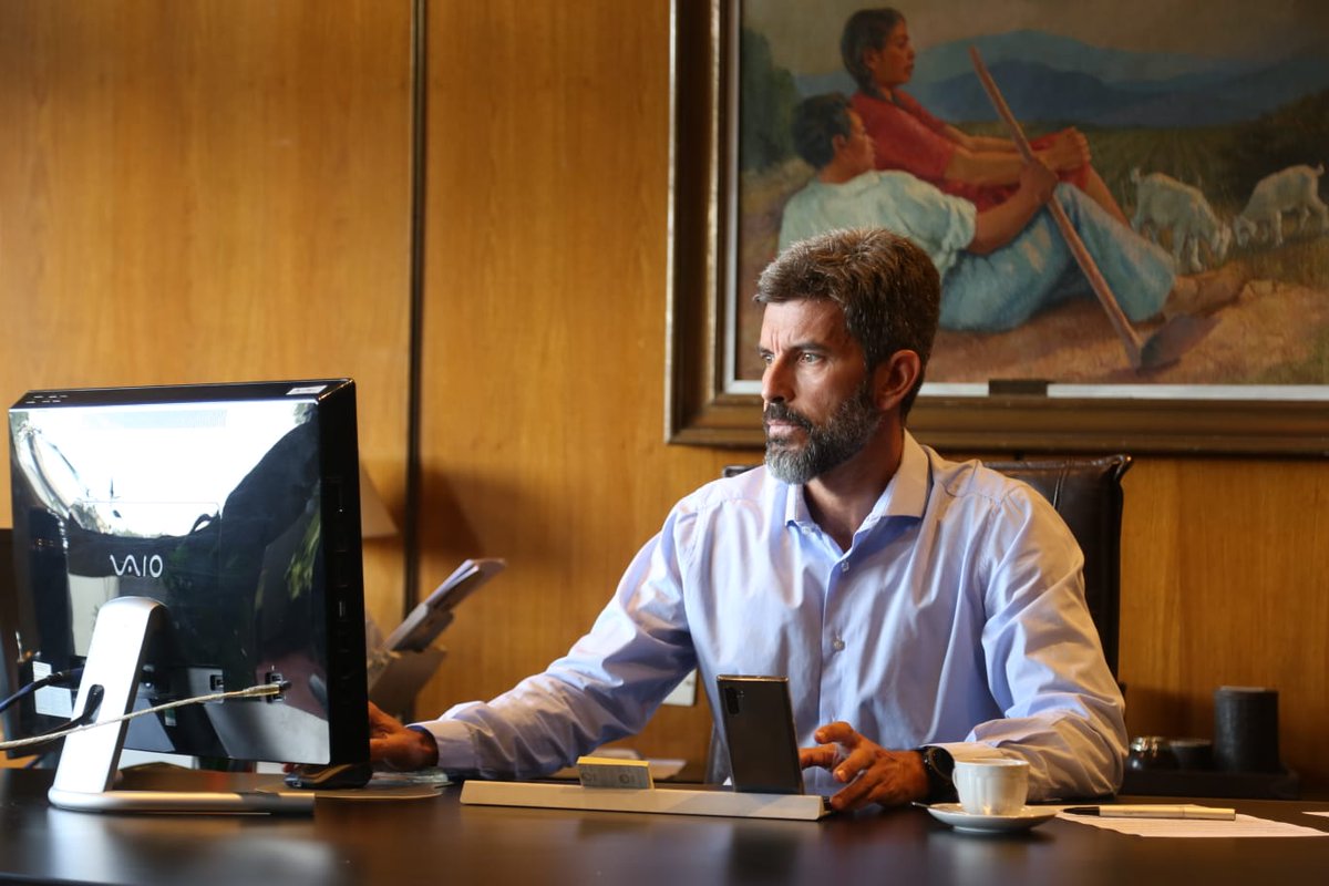UlpianoSuarez's tweet photo. Por iniciar la #AperturaDeSesionesOrdinarias del Honorable Concejo Deliberante de la @ciudaddemendoza. 
En el marco de la #EmergenciaSanitaria, sesionamos de forma online mediante videoconferencia. 
#COVIDー19 https://t.co/cXzrej3jAk