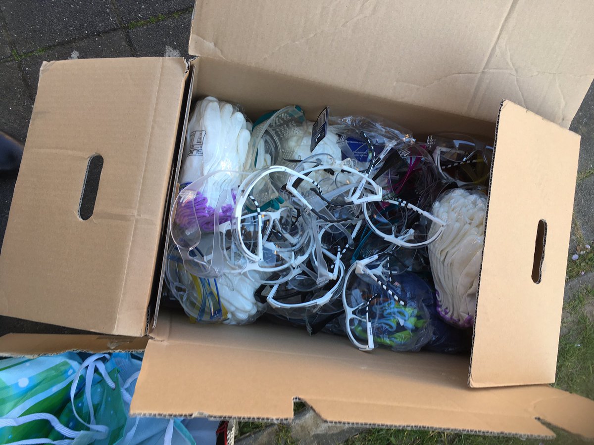 Doos vol met brillen o.a <a href="/obspantarijn/">OBS Pantarijn</a>  via @BASF_NL en handschoenen via <a href="/nederlandschoon/">Supporter van Schoon (initiatief van Verpact)</a> en via vrienden voor <a href="/RodeKruis/">Rode Kruis</a>