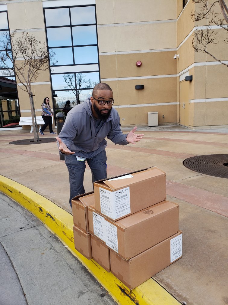 SantiSportsMed's tweet photo. We donated 3,250 masks to Dr. Henry at RMC.

#shssomethinggood https://t.co/X0eccre87D